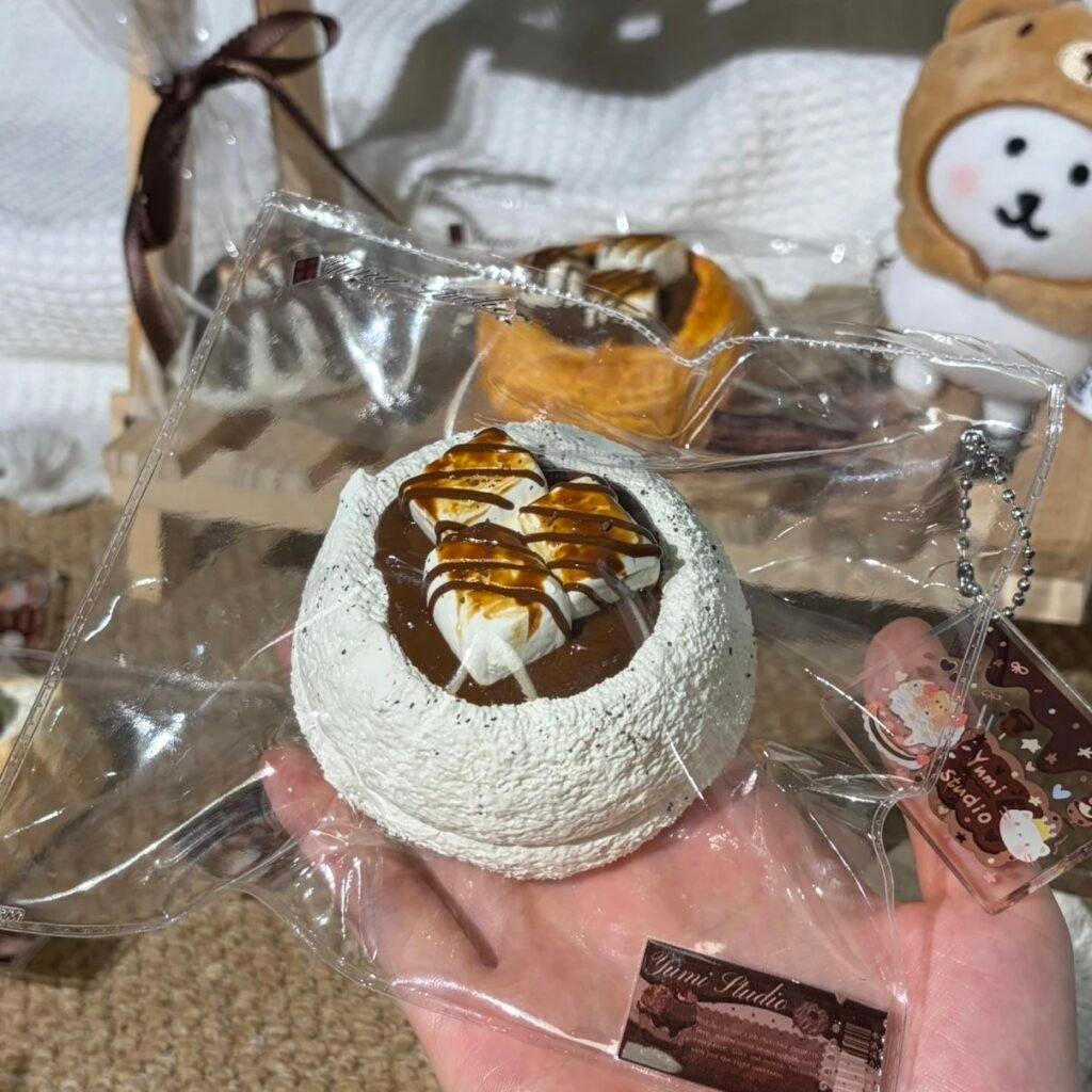 186049 Yumi Nian Nian Charcoal Marshmallow Round Toast (Light Cream Texture Series) / Yumi捏捏 炭烧棉花糖圆吐司（轻奶油触感系列）