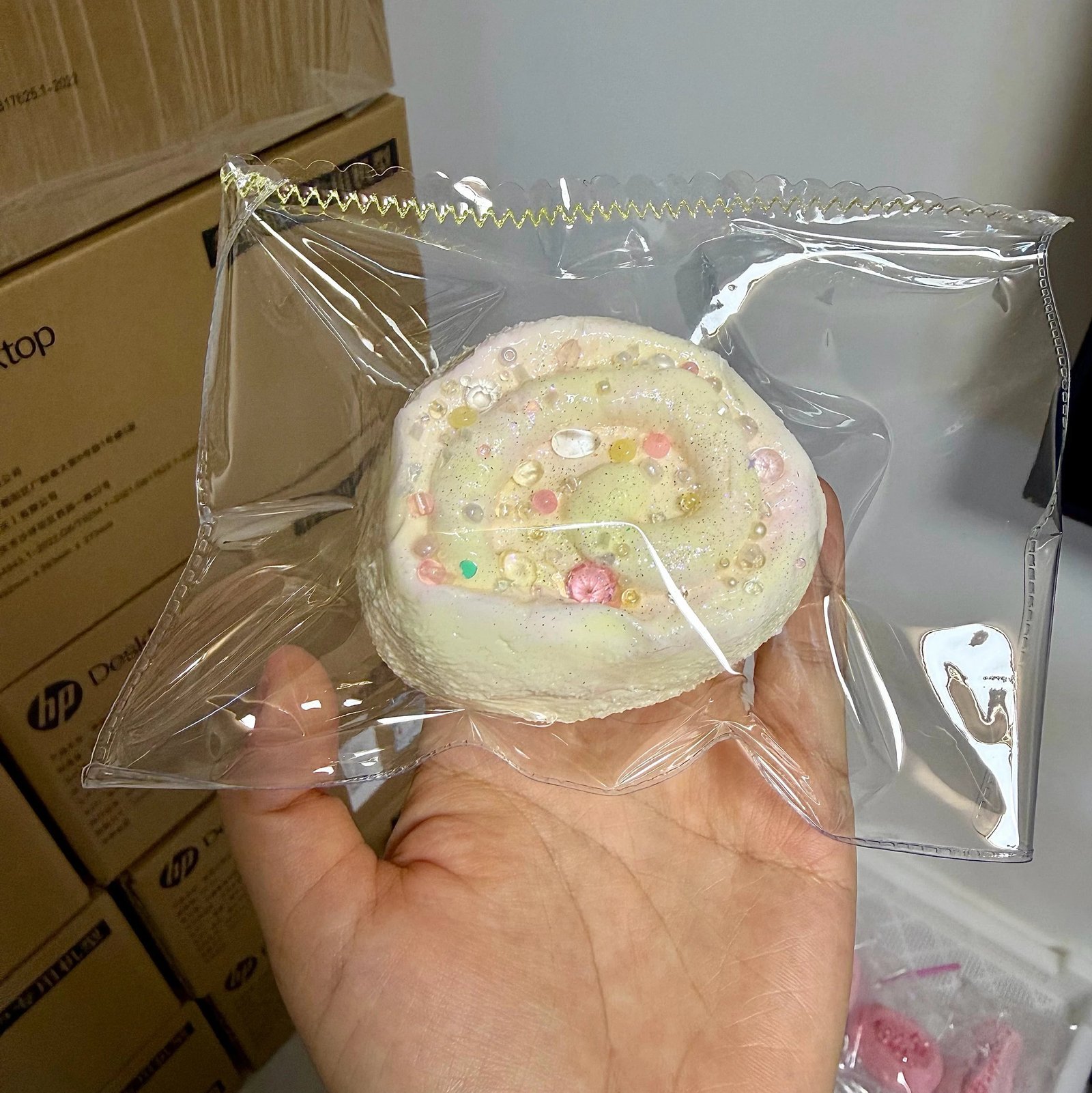 559041 Yuyu Squishy Pink Yellow Swiss Roll - Cosmetic Defect (Ultra-Soft Slushy Watery Texture Series) / 钰钰的捏 粉黄色瑞士卷(全瑕款)(变态软偏水烂泥感触感系列)