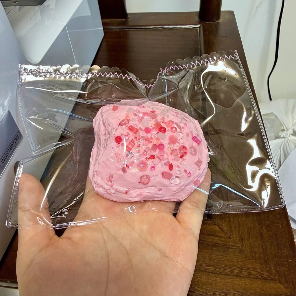 559066 Yuyu Squishy Strawberry Cream-Filled Chilled Bread - Cosmetic Defect (Ultra-Soft Slushy Watery Texture Series) / 钰钰的捏 草莓奶油夹心冰面包(全瑕款)(变态软偏水烂泥感触感系列)