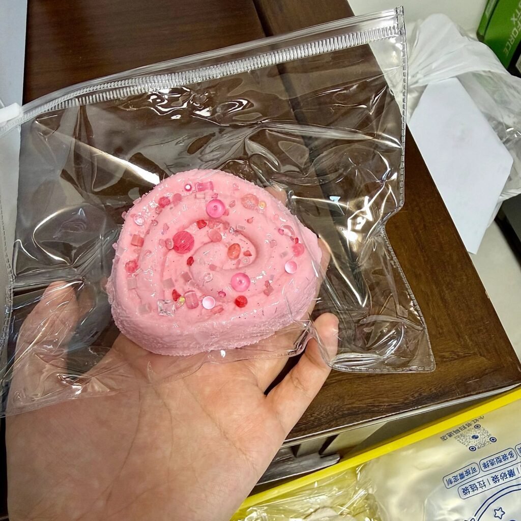 559069 Yuyu Squishy Strawberry Swiss Roll - Cosmetic Defect (Ultra-Soft Slushy Watery Texture Series) / 钰钰的捏 草莓瑞士卷(全瑕款)(变态软偏水烂泥感触感系列)