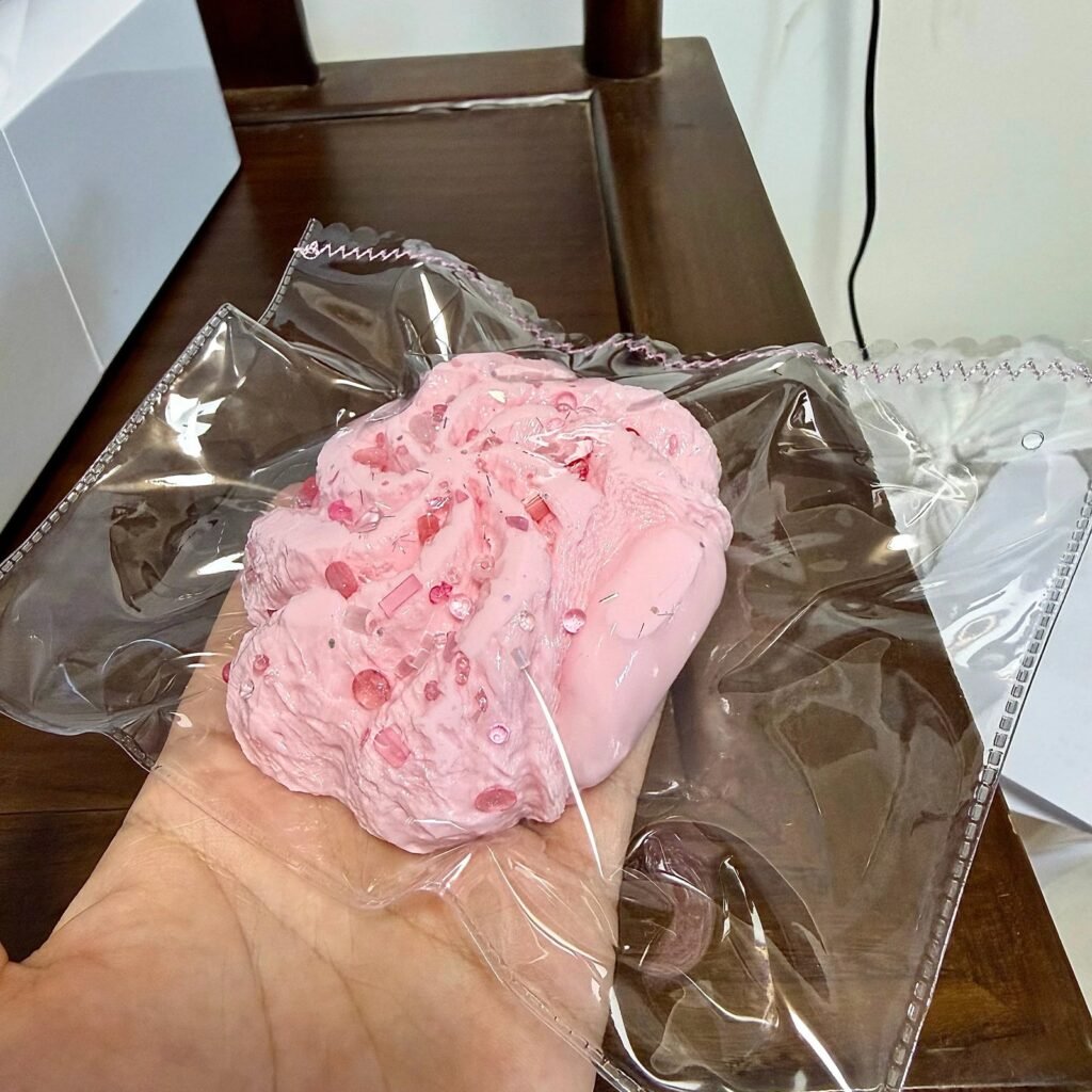 559070 Yuyu Squishy Strawberry Lava Cream Puff - Cosmetic Defect (Ultra-Soft Slushy Watery Texture Series) / 钰钰的捏 草莓爆浆泡芙(全瑕款)(变态软偏水烂泥感触感系列)