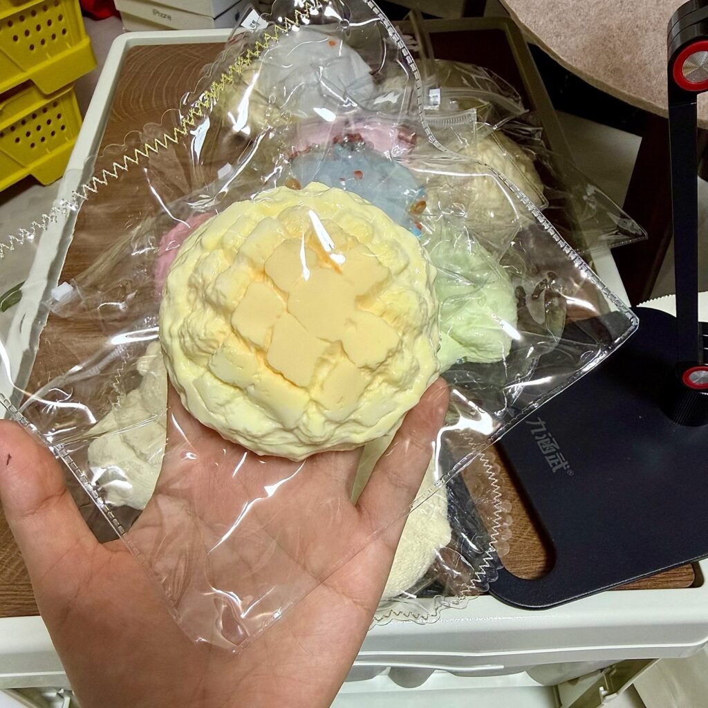 559087 Yuyu Squishy Soy Milk Pineapple Bun - Cosmetic Defect (Ultra-Soft Slushy Watery Texture Series) / 钰钰的捏 豆乳色菠萝包(全瑕款)(变态软偏水烂泥感触感系列)