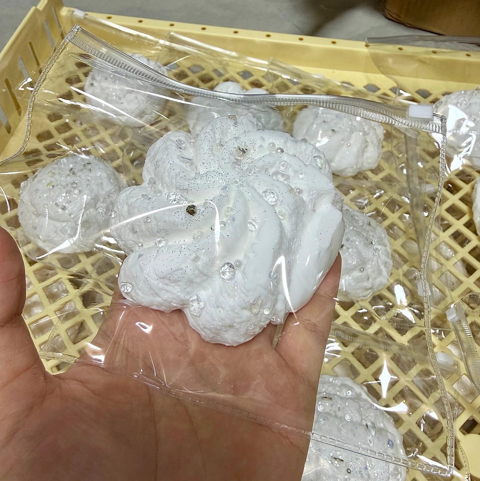 559103 Yuyu Squishy Silver White Lava Cream Puff - Cosmetic Defect (Ultra-Soft Slushy Watery Texture Series) / 钰钰的捏 银白色爆浆泡芙(全瑕款)(变态软偏水烂泥感触感系列)
