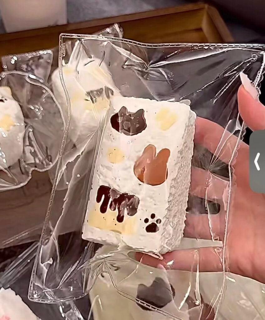 448001 Zhidanfan Nie Cat and Bunny Egg Pudding Long Toast (Wet Glutinous Clay Texture Series) / 吱蛋饭nie. 小猫小兔鸡蛋布丁长吐司（湿糯泥触感系列）