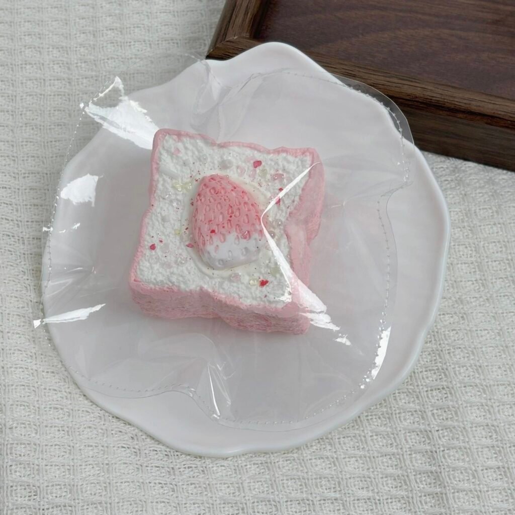 469006 0.1 Squishy Strawberry Toast (Oven-Baked Cream Paste Clay Texture Series) / 0.1捏捏 草莓吐司(微缩烤箱版乳膏泥触感系列)