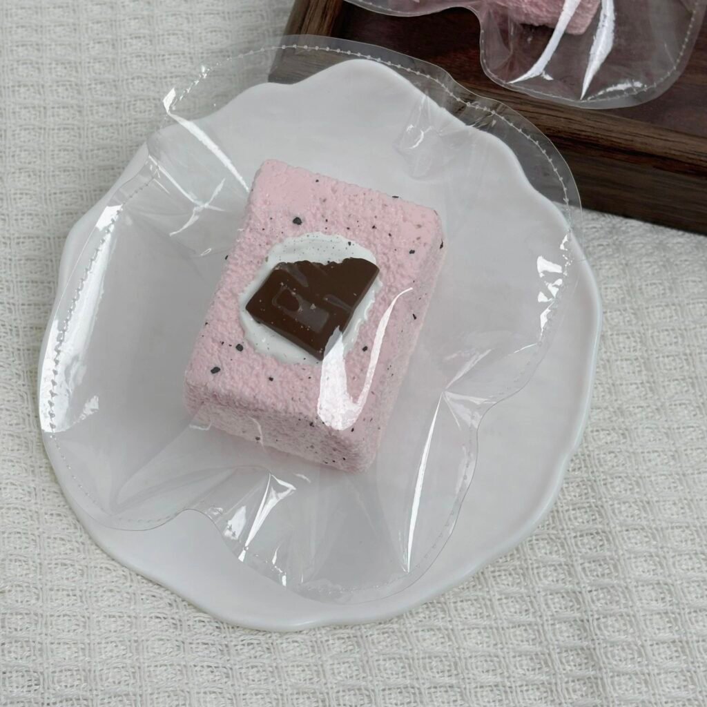 469008 0.1 Squishy Pink Chocolate Toast (Oven-Baked Cream Paste Clay Texture Series) / 0.1捏捏 粉巧吐司(微缩烤箱版乳膏泥触感系列)