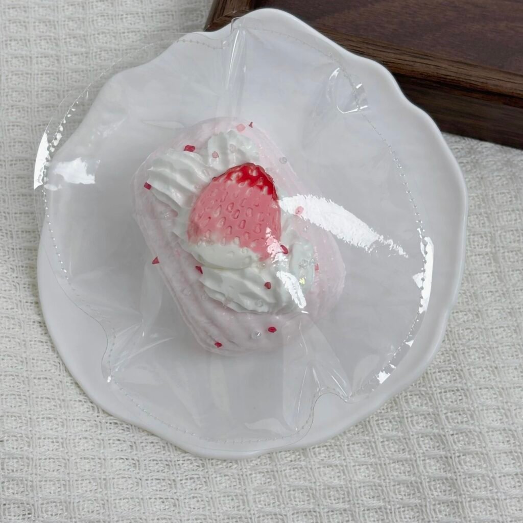 469009 0.1 Squishy Strawberry Finger Puff (Oven-Baked Cream Paste Clay Texture Series) / 0.1捏捏 草莓手指泡芙(微缩烤箱版乳膏泥触感系列)